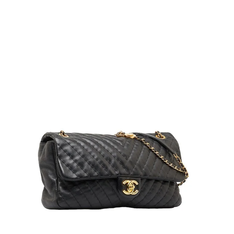 Chanel New Arrival Handbag with Gold HardwareChanel Chevron Medallion Charm Flap Bag Leather Shoulder Bag in Good condition