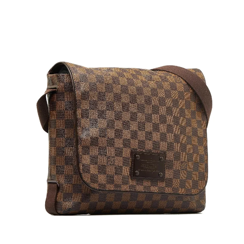 Louis Vuitton handbags with a patent - leather finish for a shiny lookLouis Vuitton Damier Ebene Brooklyn MM (pfDExe)