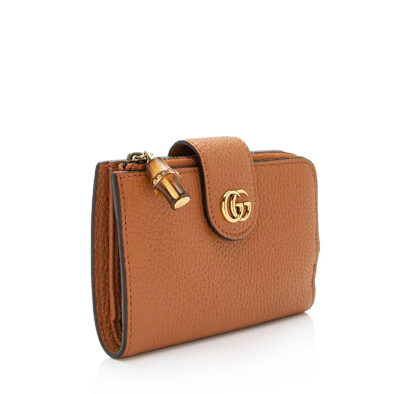 Gucci Marmont bags for women with a contrast - colored interiorGucci Leather Bamboo GG Marmont Compact Wallet (SHF-rHKdCk)